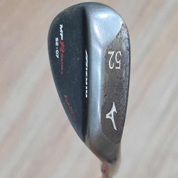 二手品Mizuno ᴍᴘ R ꜱeries ʙʟᴀᴄᴋ ɴi 52/07°挖起桿 搭配Dynamic Gold 124 W桿身 