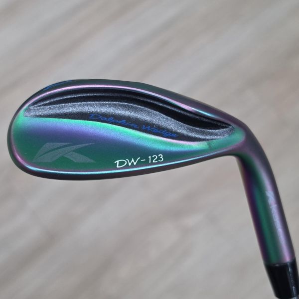 二手近新品kasco DW-123(Dolphin Wedge) ʀᴀɪɴʙᴏᴡ(彩虹漸變版) 60/7°挖起桿 搭配Dynamic Gold Spinner ᴡᴇᴅɢᴇ ᴛᴏᴜʀ ɪꜱꜱᴜᴇ 128 W桿身 