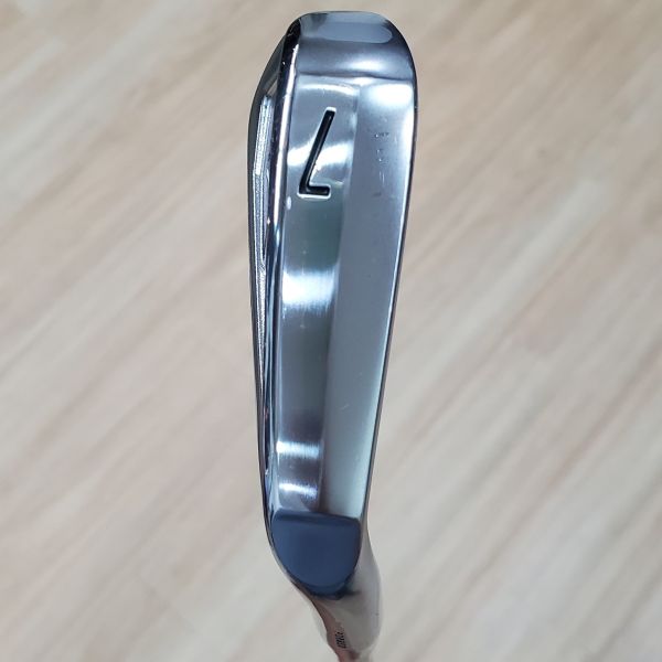 二手超美品SRIXON ZX7 ᴍᴋ ɪɪ ᴘᴜʀᴇꜰʀᴀᴍᴇ 32° 7號鐵桿 搭配N.S.Pro Modus³ TOUR105 ᴅ.ꜱ.ᴛ 98.5 S桿身 