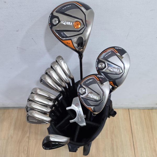 二手美品HONMA TW747 𝟦𝟨𝟢 10.5°/15°/18° 開球木桿/3/5號球道木桿 搭配VIZARD 𝟨𝟢/FP-6S 64.5/64.5 S桿身+TW727P ꜰᴏʀɢᴇᴅ 4-11鐵桿組 搭配N.S.Pro 950 98 S桿身+Cleveland 588·RTX ᴄʙ ʙʟᴀᴄᴋ ꜱᴀᴛɪɴ 58/𝟣𝟤°挖起桿 搭配Dynamic Gold 119 W桿身+ODYSSEY CRiMSON ꜱᴇʀɪᴇꜱ 𝟩𝟩𝟢 34"推桿(共13支) 搭配全新腳架式球袋 