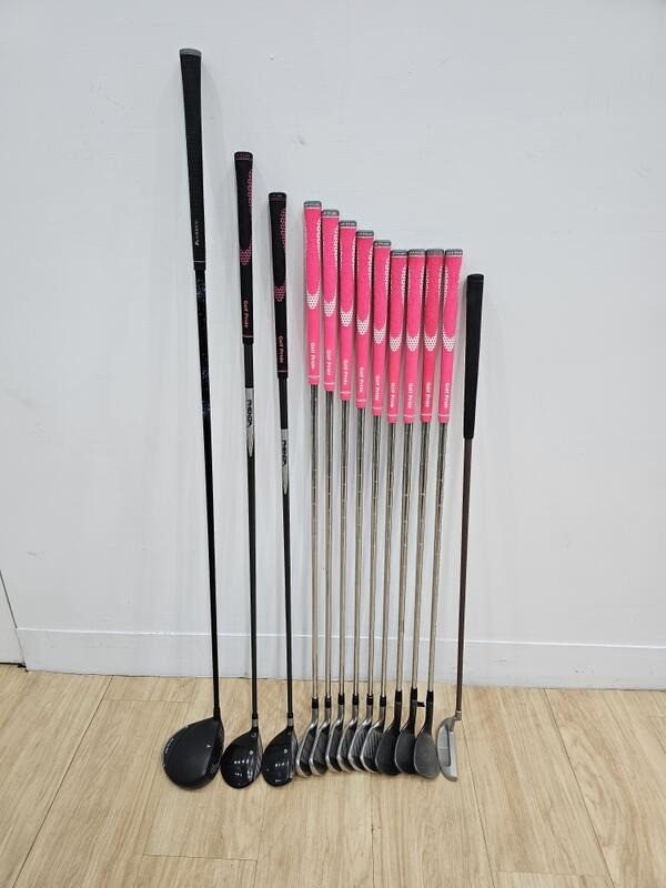 二手美品 女生 女用 青少年用kasco UFO DD 10.5° 防右曲球設計 原廠falcon shaft 56 S桿身+TaylorMade PHENOM 3號球道木桿+TaylorMade PHENOM 小雞腿木桿 搭配碳纖維 R桿身+Titleist 716 AP1 5-P(共6支)鐵桿組 原廠N.S.PRO Zelos 6 68.5 R桿身+Titleist SM5 50/08F、54/10S、58/11K(共3支)沙坑挖起桿 搭配原廠KBS ᴛᴏᴜʀ 130S桿身+Mizuno efil 9 