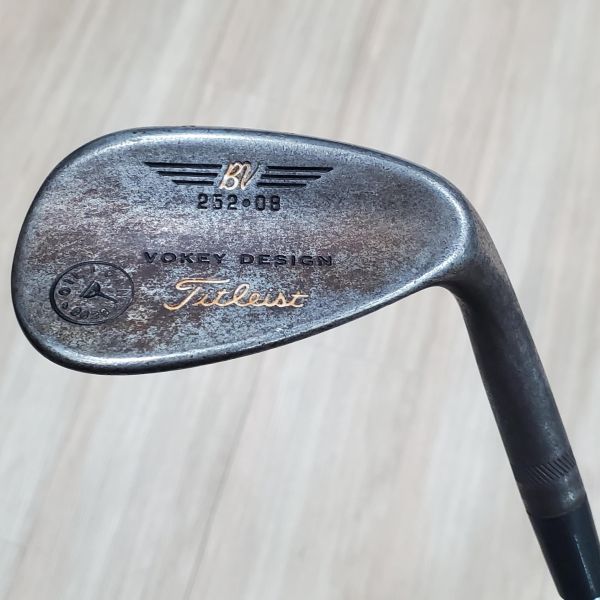 二手品Titleist ᴠᴏᴋᴇʏ ᴅᴇꜱɪɢɴ 252·08(生鐵版) 52/08°挖起桿 搭配Dynamic Gold W桿身 