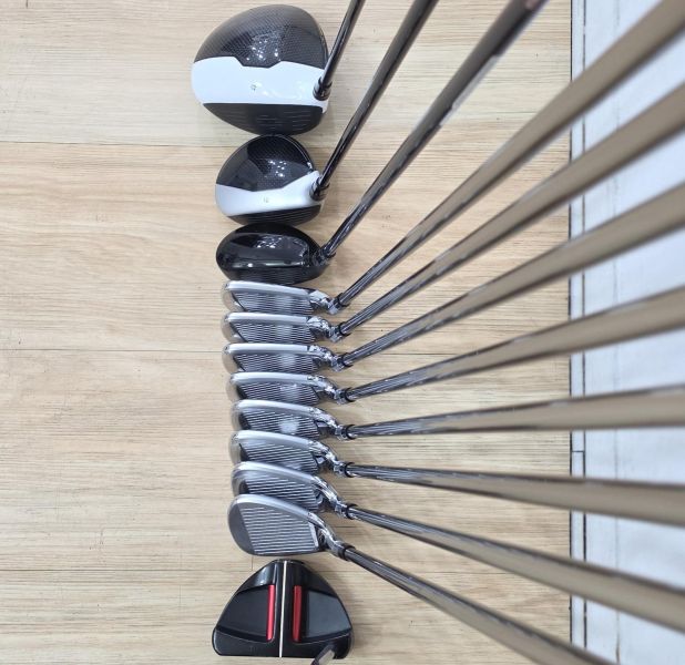 二手美品TaylorMade M2 10.5°開球木桿 搭配TM1-216 47 SR桿身+M3 15° 3號球道木桿 搭配KURO KAGE ᴛᴍ𝟧 R桿身+M1 ʀᴇꜱᴄᴜᴇ 19° 3號小雞腿 搭配TM5-116 68 S桿身+M ᴄɢʙ 5-S(共8支)鐵桿組 搭配recoil ᴇꜱ 𝟦𝟨𝟢│ꜰ𝟦 67 S桿身+Rossa monza 33"推桿(共12支) 搭配二手超美品球袋 