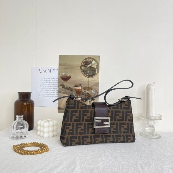 【12期0利率】FENDI 老花腋下包 小號【85成新】 