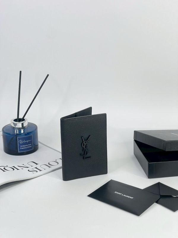 【99成新】YSL 粒面壓紋皮革護照套 