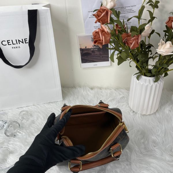 【12 期 0 利率】CELINE 新款凱旋門老花SPEEDY小號，背帶在側邊喔【99成】】 