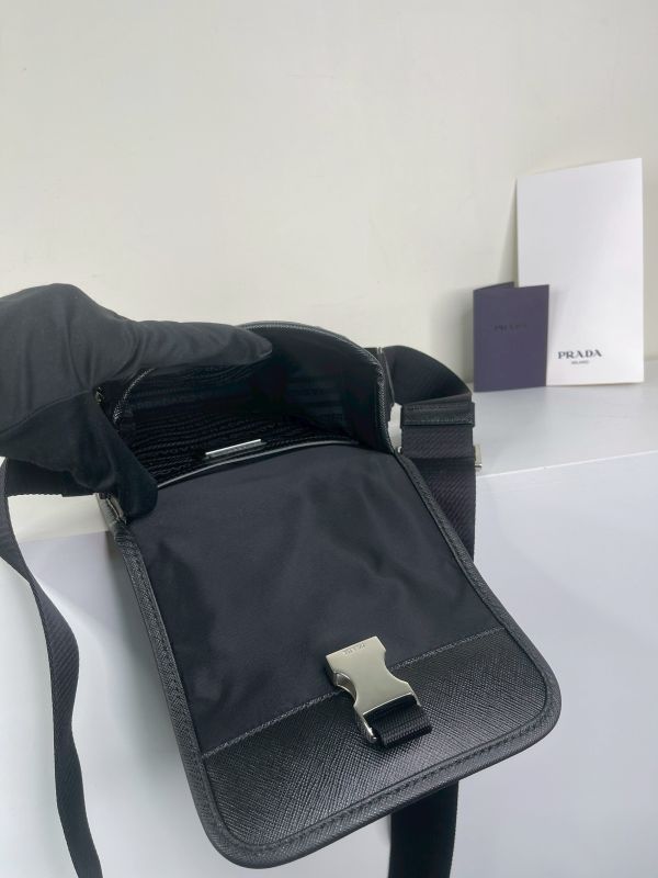 【分期0利率】PRADA 經典LOGO輕量尼龍翻蓋斜背包【全新品】 