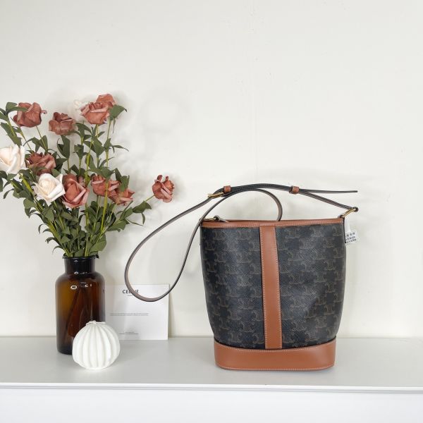 【12期0利率】CELINE  TRIOMPHE老花小號水桶包【95成新】 