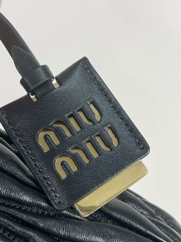 【未使用閒置品】MIUMIU Matelasse 納帕皺摺迷你抽繩水桶包 