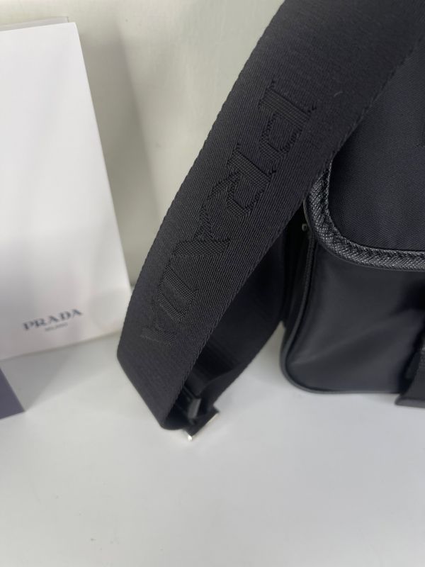 【分期0利率】PRADA 經典LOGO輕量尼龍翻蓋斜背包【全新品】 