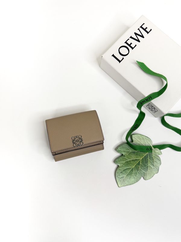 【分期0利率】LOEWE Anagram 卵石紋小牛皮三折錢包【全新品】 