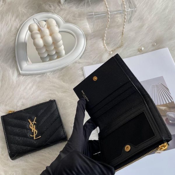 【12期0利率】【現金價】YSL MONOGRAM粒面壓紋皮革照片夾層兩折短夾 