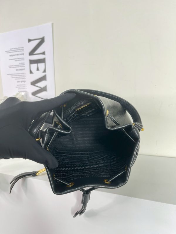【分期0利率】PRADA 皮革水桶包【未使用閒置品】 
