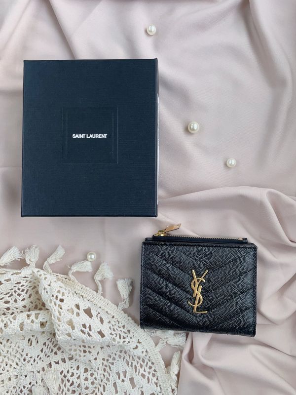 【12期0利率】【現金價】YSL MONOGRAM粒面壓紋皮革照片夾層兩折短夾 