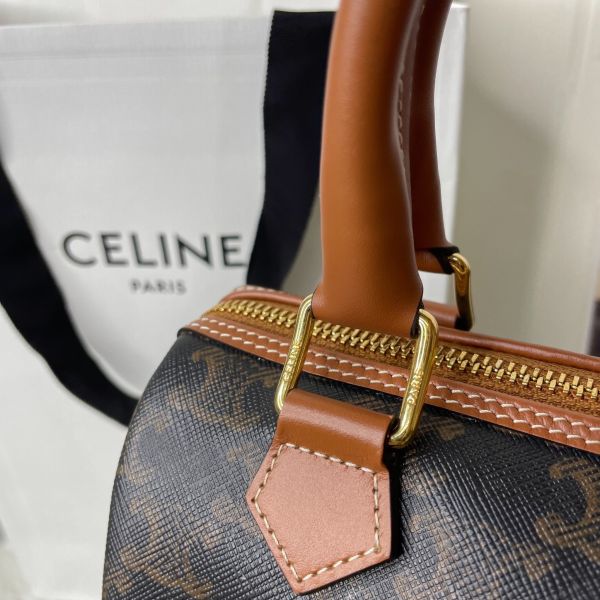 【12 期 0 利率】CELINE 新款凱旋門老花SPEEDY小號，背帶在側邊喔【99成】】 