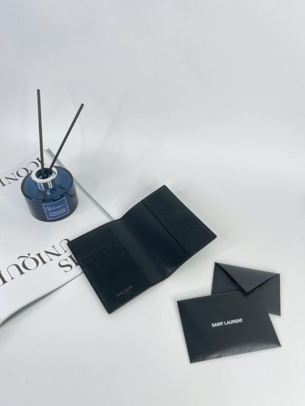 【99成新】YSL 粒面壓紋皮革護照套 