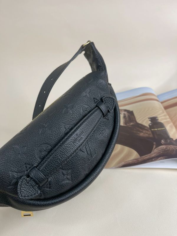 【分期0利率】LV Empreinte皮革黑拉鍊腰包【95成新】 