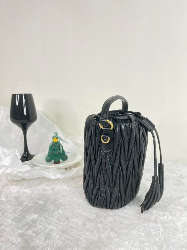 【未使用閒置品】MIUMIU Matelasse 納帕皺摺迷你抽繩水桶包 