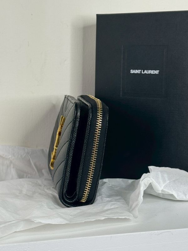 【分期0利率】YSL 魚子醬衍縫拉鍊對折 6 卡零錢袋短夾【未使用閒置品】 