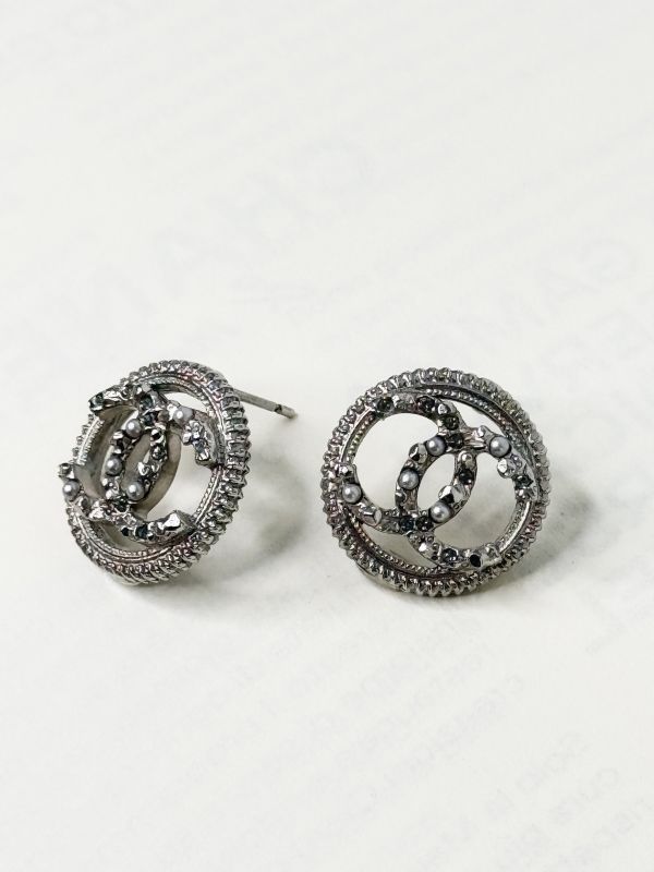 【未使用閒置品】CHANEL 麻花鏤空雙C珍珠鑲鑽耳針 