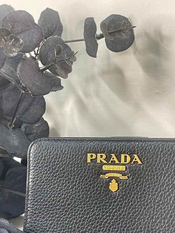 【分期0利率】PRADA 浮雕LOGO 對開短夾【99成新】 