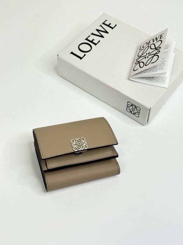 【分期0利率】LOEWE Anagram 卵石紋小牛皮三折錢包【全新品】 