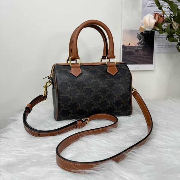 【12 期 0 利率】CELINE 新款凱旋門老花SPEEDY小號，背帶在側邊喔【99成】】 