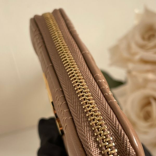【99成新】【12期0利率】BURBERRY Lola – 绗缝皮革夢娜拉鏈零錢包 駝色/金扣 