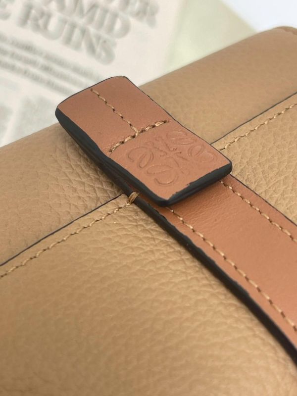 【99成新】LOEWE 粒面小牛皮小號豎款皮夾 