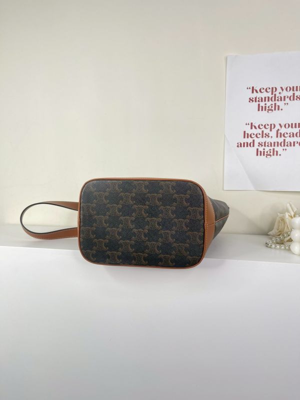 【分期0利率】CELINE TRIOMPHE老花小號水桶包【95成新】 