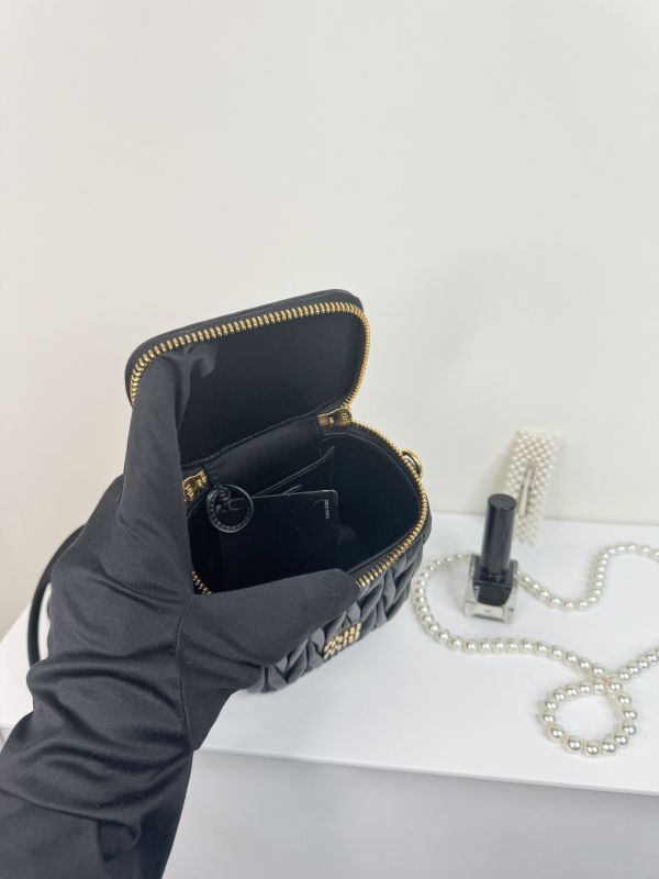 【分期0利率】MIUMIU Matelassé 納帕皮革小巧手袋【未使用閒置品】 