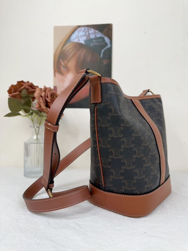 【12期0利率】CELINE TRIOMPHE老花小號水桶包【23年3月羅馬購證】【99成新】 