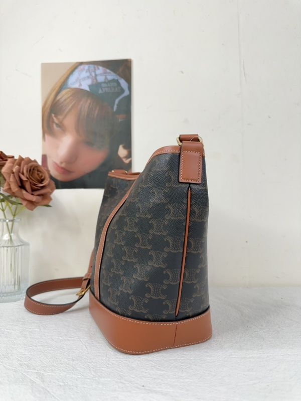 【12期0利率】CELINE TRIOMPHE老花小號水桶包【23年3月羅馬購證】【99成新】 