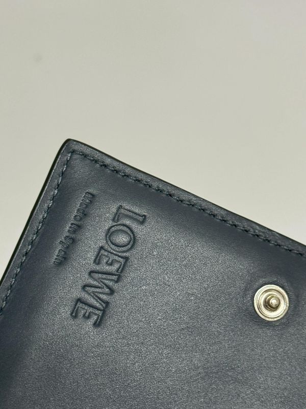 【未使用閒置品】LOEWE 小牛皮對折拉鍊短夾 