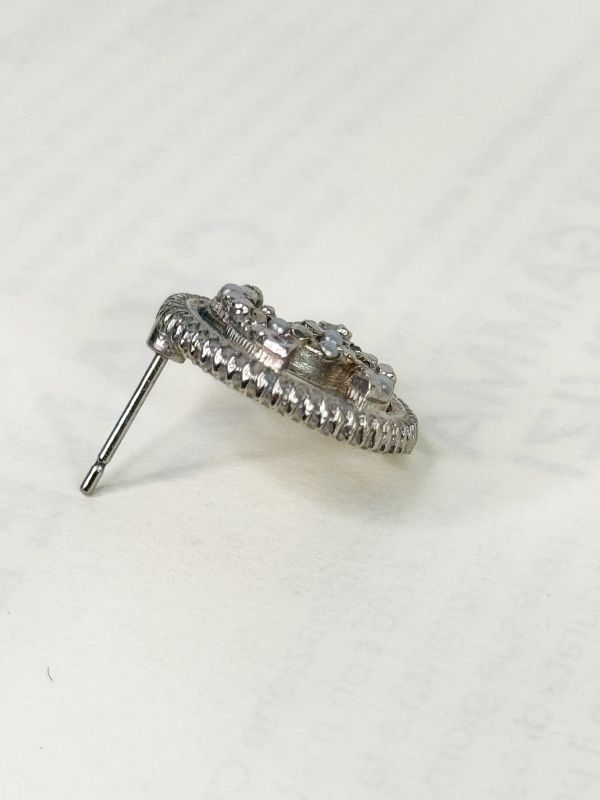 【未使用閒置品】CHANEL 麻花鏤空雙C珍珠鑲鑽耳針 