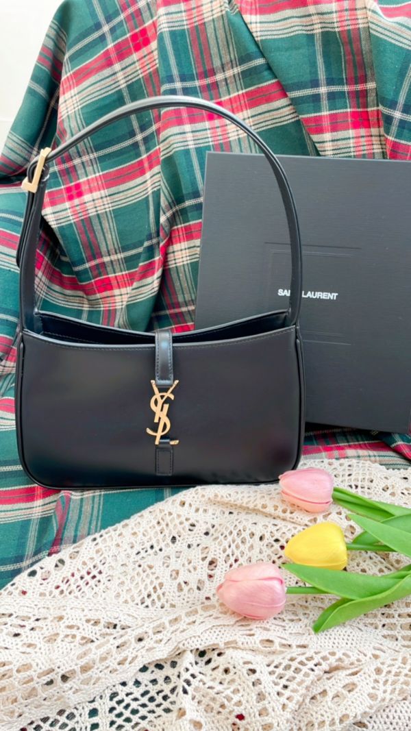 【12期0利率】【現金價 61000】YSL 滑面皮革HOBO包 23公分 