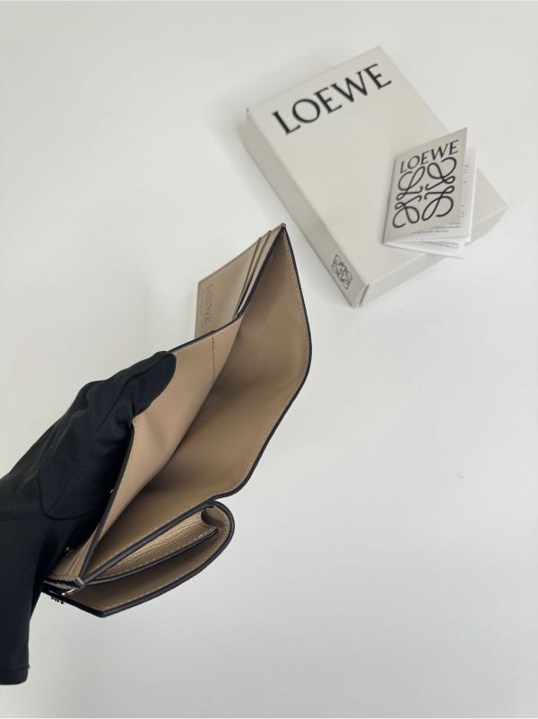 【分期0利率】LOEWE Anagram 卵石紋小牛皮三折錢包【全新品】 