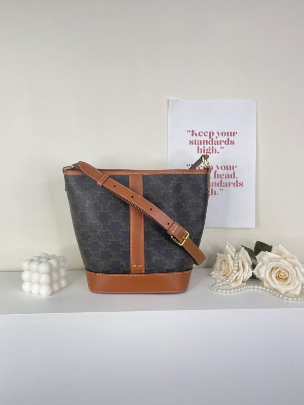 【分期0利率】CELINE TRIOMPHE老花小號水桶包【95成新】 