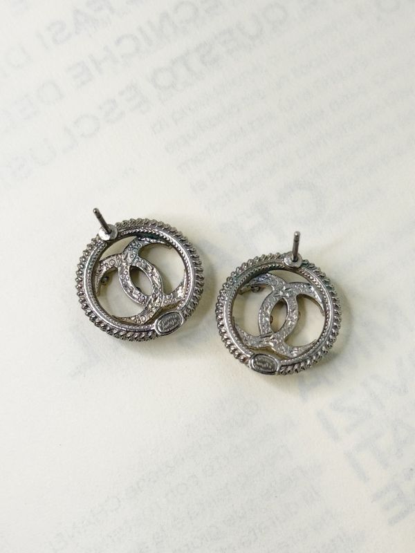 【未使用閒置品】CHANEL 麻花鏤空雙C珍珠鑲鑽耳針 