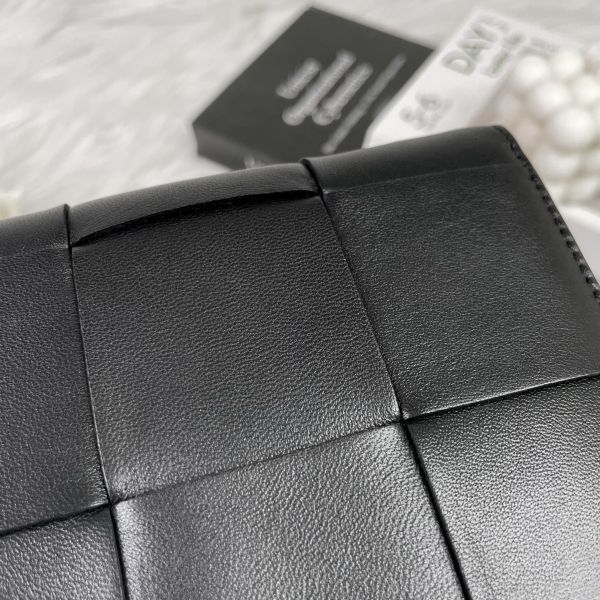 【全新閒置】【12期0利率】BV Cassette Zip Around Wallet 2*4拉鍊長夾小牛皮 