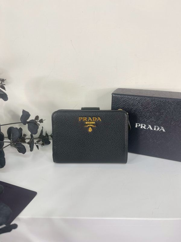 【分期0利率】PRADA 浮雕LOGO 對開短夾【99成新】 