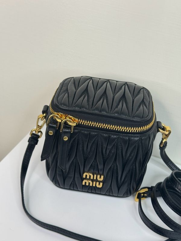 【分期0利率】MIUMIU Matelassé 納帕皮革小巧手袋【未使用閒置品】 