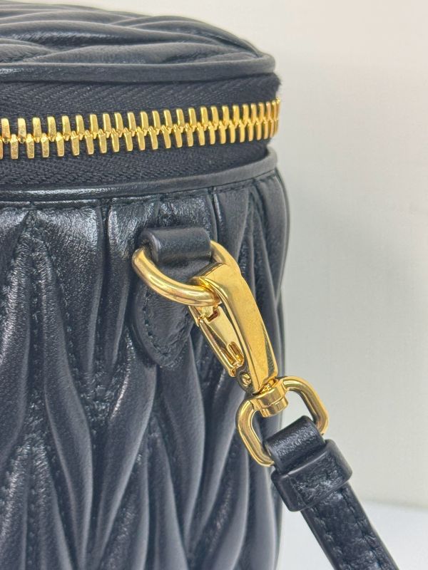 【分期0利率】MIUMIU Matelassé 納帕皮革小巧手袋【未使用閒置品】 