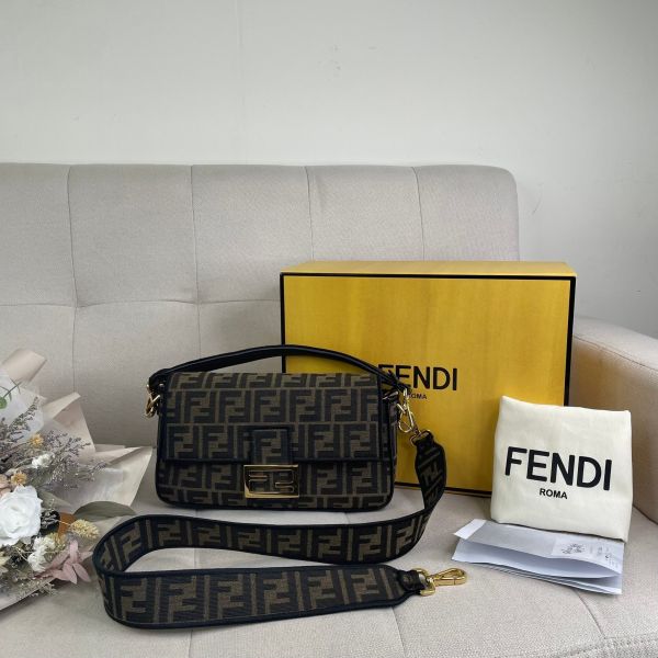 【12 期 0 利率】FENDI老花法棍包【9 成新】 