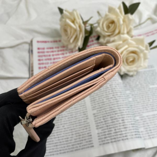 【99成新】【12 期 0 利率】Chanel 雕刻山茶花粉色對折短夾 牛皮 