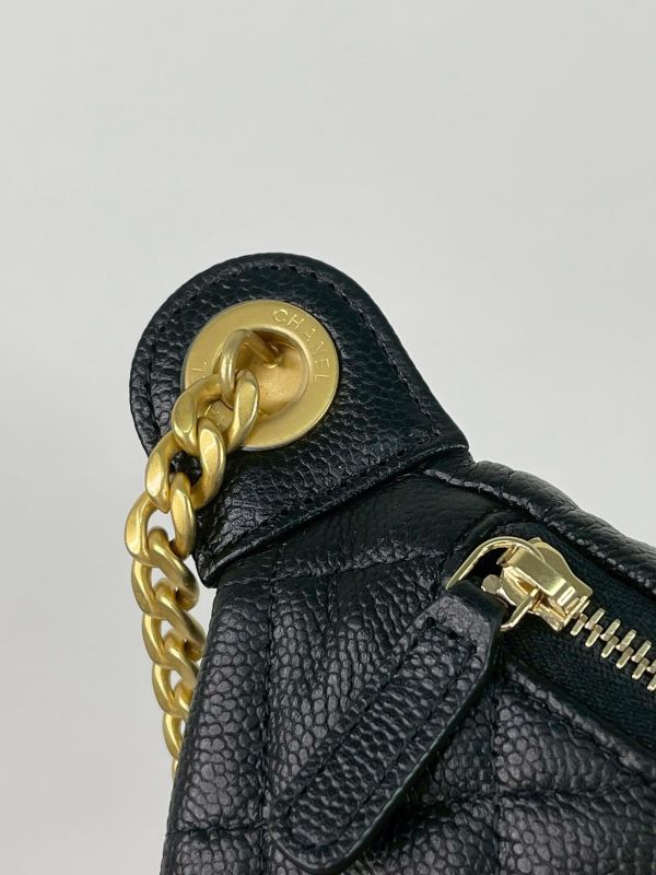 【未使用閒置品】CHANEL  24P愛心扣胸腰包 