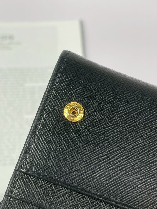 【分期0利率】PRADA 浮雕LOGO 防刮信封長夾【85成新】 