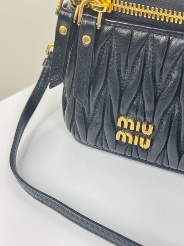 【分期0利率】MIUMIU Matelassé 納帕皮革小巧手袋【未使用閒置品】 