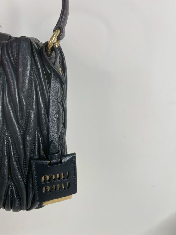 【未使用閒置品】MIUMIU Matelasse 納帕皺摺迷你抽繩水桶包 