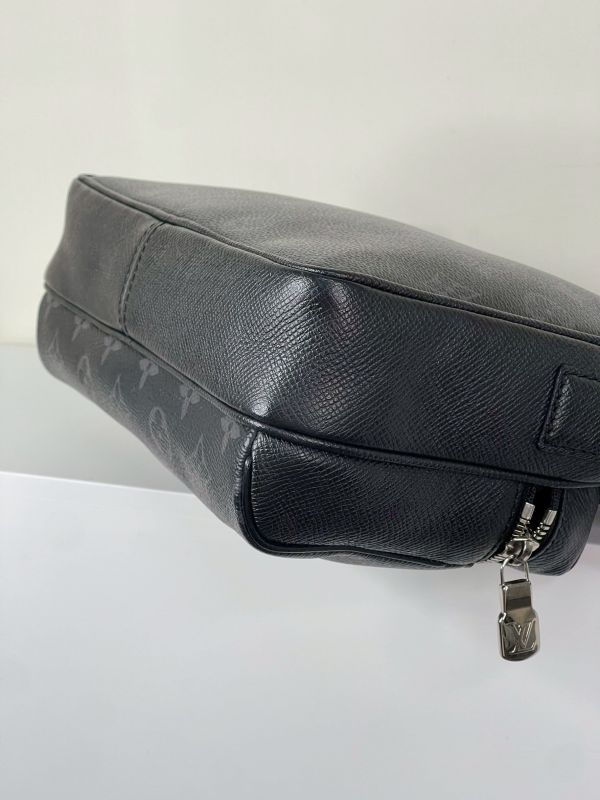 【分期0利率】LV Outdoor 郵差包 【95成新】 